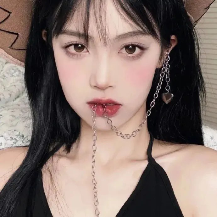 戴脚镣的女孩
